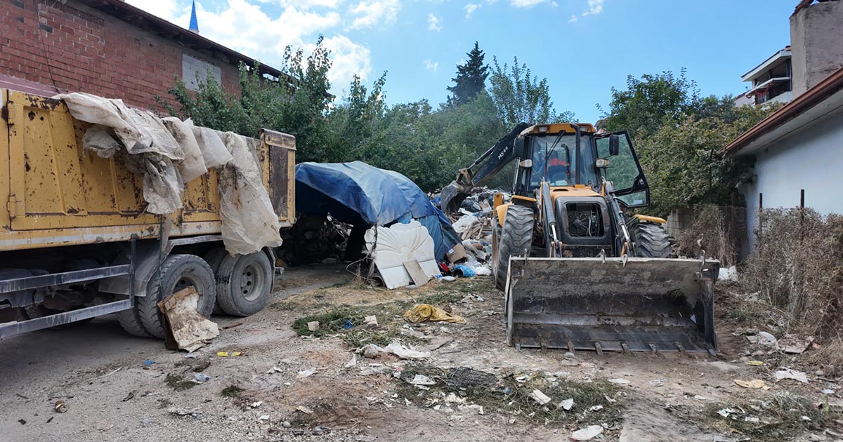 EVİN BAHÇESİNDEN 15 KAMYON ÇÖP ÇIKTI