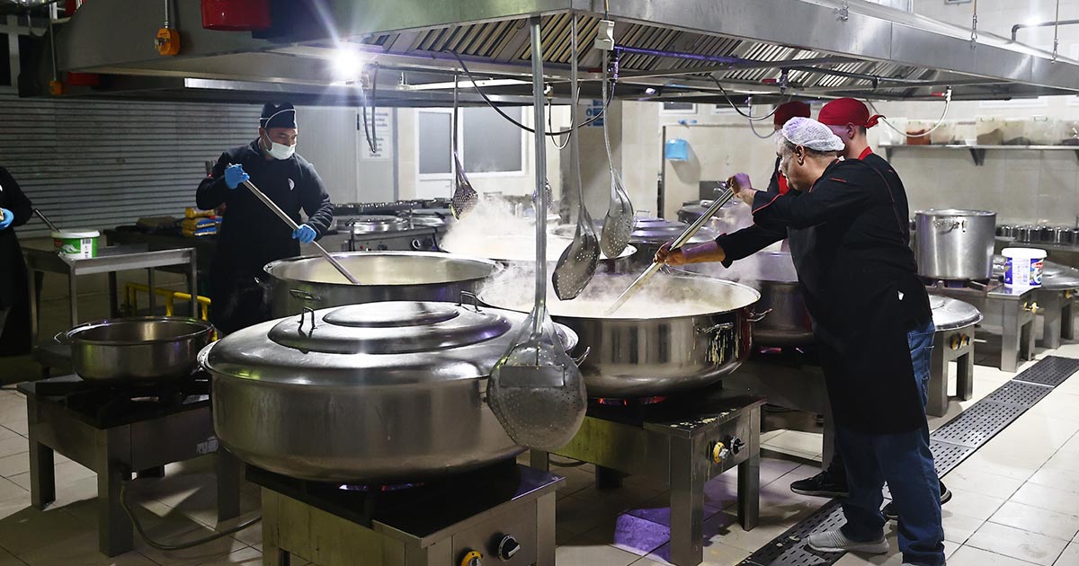 GARİBANA HER GÜN 3 BİN ÖĞÜN SICAK YEMEK