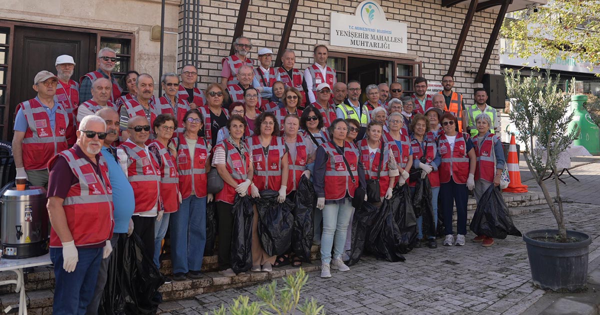 GENCİ VE YAŞLISIYLA MAHALLEDE TEMİZLİK