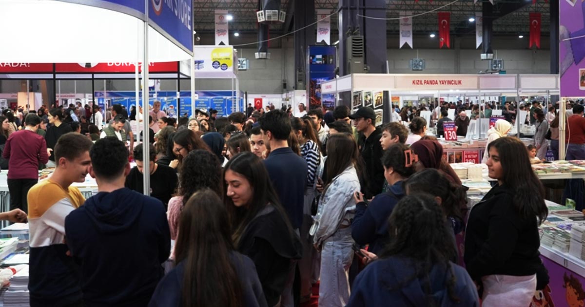 ÜNLÜ YAZARLAR OKUYUCULARI İLE BULUŞUYOR