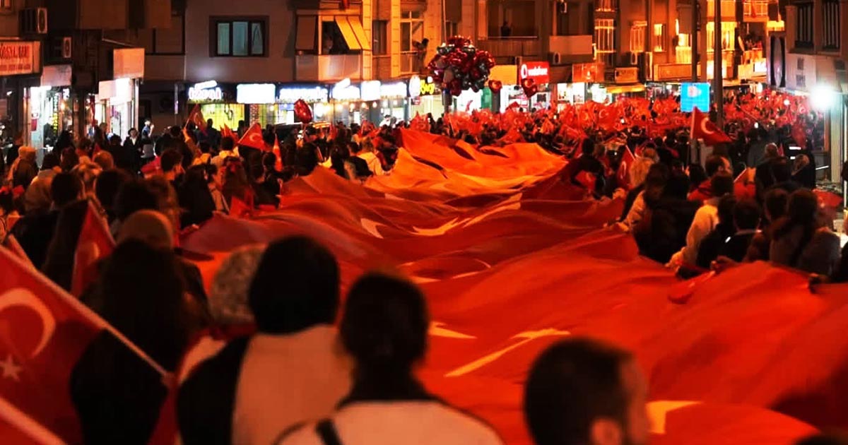 BİNLER CUMHURİYET COŞKUSUYLA YÜRÜDÜ