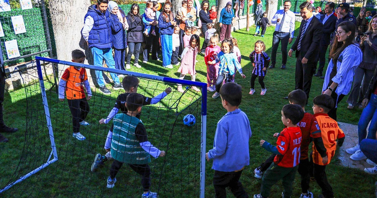 MİNİKLER VE AİLELERİ YARIŞTI