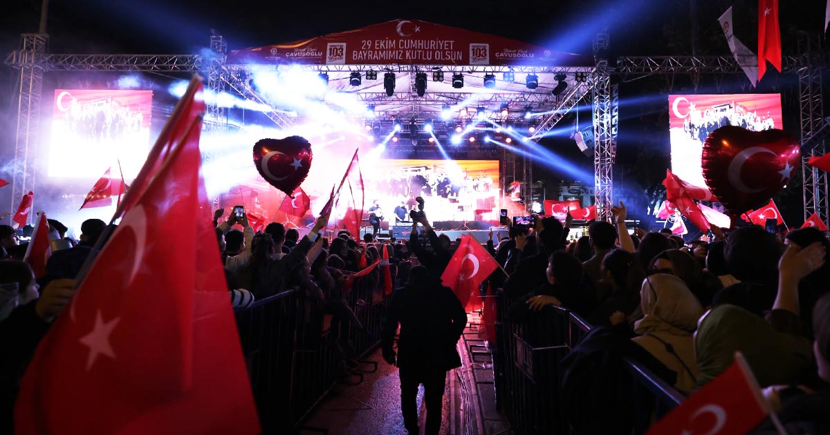 BİNLER CUMHURİYET COŞKUSUYLA YÜRÜDÜ