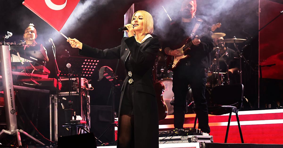 BİNLER CUMHURİYET COŞKUSUYLA YÜRÜDÜ