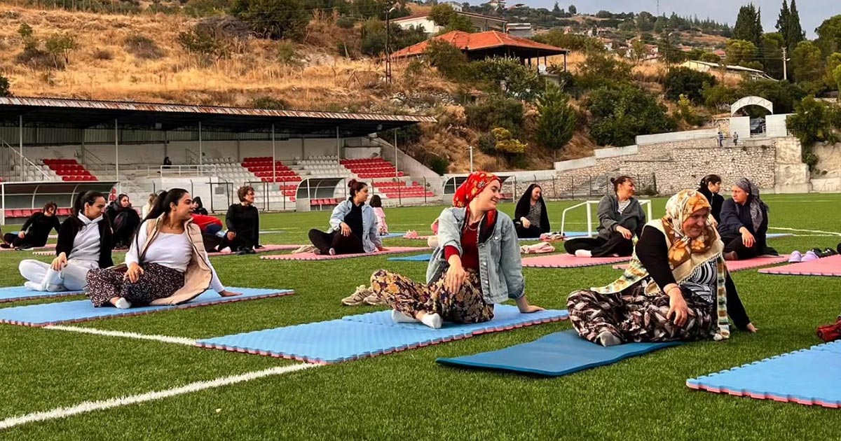 GÜNEYLİ KADINLAR STATTA YOGA YAPTI